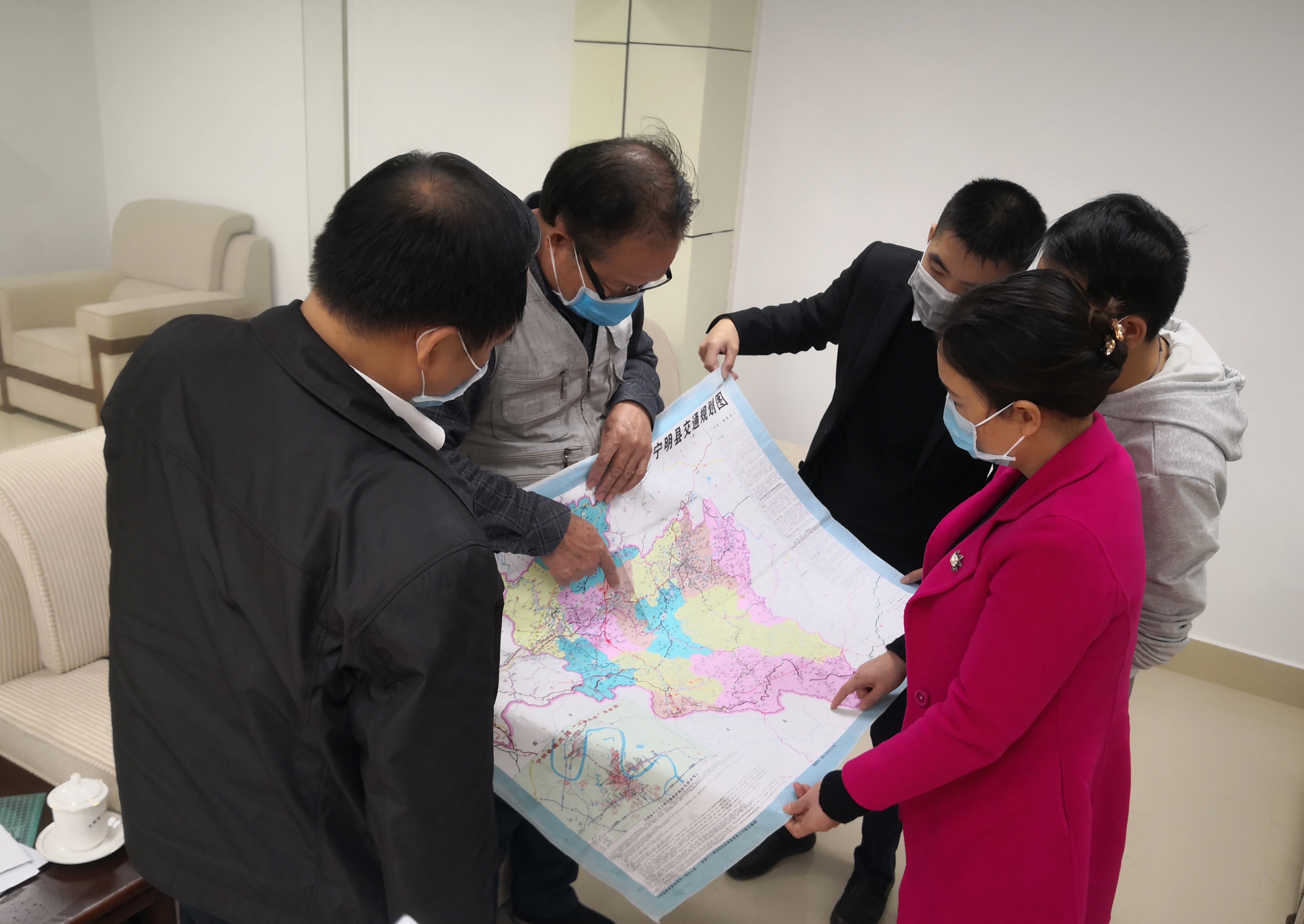 与崇左至爱店高速公路、大新德天至宁明花山公路项目部负责人研究复工复产情况