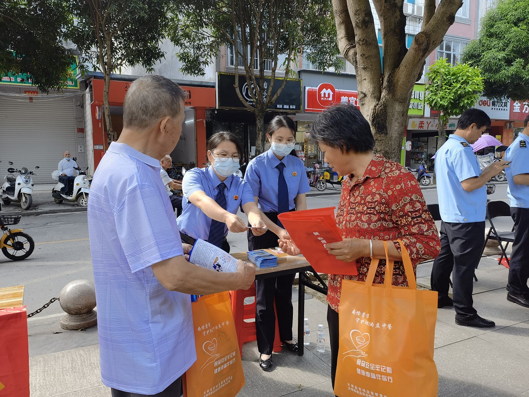 天等县人民检察院组织干警宣传食品安全